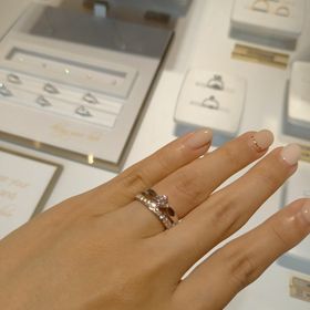 【ブルガリ(BVLGARI)の口コミ】 ブルガリらしい重厚感のある婚約指輪ですが、重ねづけしてもとっても上品…
