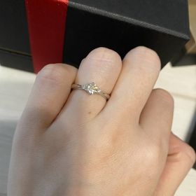 【ラザール ダイヤモンド(LAZARE DIAMOND)の口コミ】 婚約指輪のイメージがあまりなく、どんなデザインが良いか分からずお店に…