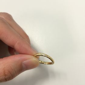 【agete(アガット)の口コミ】 この指輪の決めてはK18イエローゴールドにマット加工がされており、曲線が…