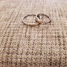 【4℃ BRIDAL(ヨンドシーブライダル)の口コミ】 石がついてるのがいい！ストレートなデザインでなく、一癖あるようなデザ…