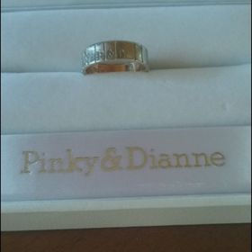【Pinky&Dianne(ピンキー＆ダイアン)の口コミ】 リングの縦の長さに合わせて、ダイヤモンドが3個ついます。表面はプラチナ…