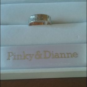 【Pinky&Dianne(ピンキー＆ダイアン)】の口コミ リングの縦の長さに合わせて、ダイヤモンドが3個ついます。表面はプラチナ...