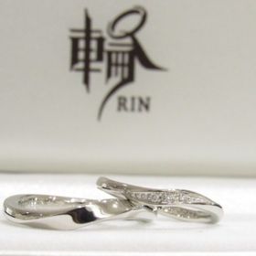 【輪-RIN-の口コミ】 デザインがシンプルだけど、ウェーブや細かいダイヤがアクセントになって…