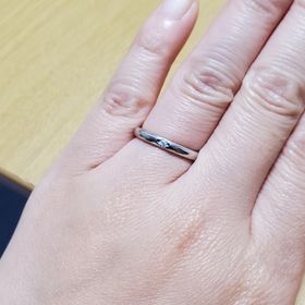 【アイプリモ(I-PRIMO)の口コミ】 シンプルなデザインがよかったのでこの指輪にしました。中心にダイヤモン…