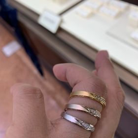 【CHARMY(チャーミー)の口コミ】 ハニーゴールドと言うゴールドがとても綺麗で惹かれました！
女性の指には…