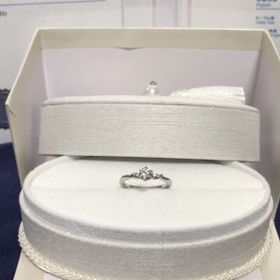 【BIJOUPIKO(ビジュピコ)の口コミ】 この婚約指輪は、とにかくデザインが気に入りました。両方のサイドにメレ…