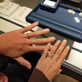 【銀座ダイヤモンドシライシの口コミ】 婚約指輪は日常使いしやすいエタニティリングと決めていたので、結婚指輪…