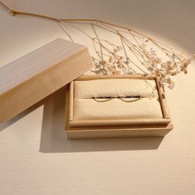 【atelier CraM(アトリエ クラム)の口コミ】 外側が丸い丸甲の指輪が多いなか、平打ちのシャープなデザインに惹かれ決…