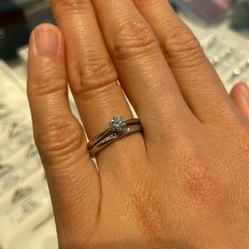【銀座ダイヤモンドシライシの口コミ】 他店で婚約指輪を試着したときに一粒タイプが好みだったので、第一候補の…