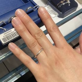 【銀座ダイヤモンドシライシの口コミ】 ダイヤモンドが一周しているようなデザインです。ダイヤモンドの数はたく…