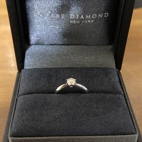 【ラザール ダイヤモンド(LAZARE DIAMOND)の口コミ】 シンプルなデザインのリングに輝くダイヤを探しており、ラザールダイヤモ…