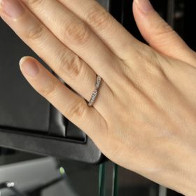 【ラザール ダイヤモンド(LAZARE DIAMOND)の口コミ】 ダイアモンドの敷き詰められ方がとても綺麗でした。拡大鏡で拡大して見せ…