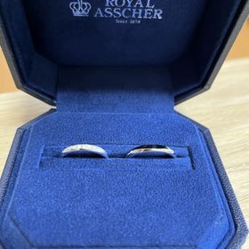 【ROYAL ASSCHER(ロイヤル・アッシャー)の口コミ】 最初はマットな感じの指輪を購入予定で、2人で買い物に行きましたがここの…