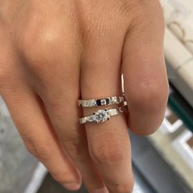 【Katamu(カタム)の口コミ】 折り紙の山折り谷折りのようなデザインがあり、幾重にも折り重ねていく意…