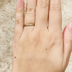 【SIENAROSE(シエナロゼ)の口コミ】 婚約指輪と重ね付けしても違和感のないものを探しており、婚約指輪と同ブ…