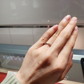 【ラザール ダイヤモンド【取扱店販売】の口コミ】 ダイヤモンドの輝きの美しさが決め手でした。
指輪をはめた状態で手を動か…