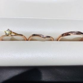 【俄(にわか)の口コミ】 セットで着用して美しいのはもちろんですが、婚約指輪のダイヤ周辺のデザ…