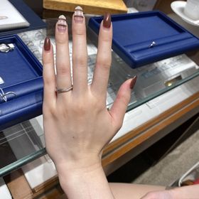 【銀座ダイヤモンドシライシの口コミ】 ダイヤがたくさんついてるデザインで、V字やウェーブの形を探しており、い…