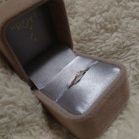 【アッシュペーフランス(H.P.FRANCE)の口コミ】 いかにも婚約指輪という感じの高さがありダイヤも大きいものは派手すぎる…