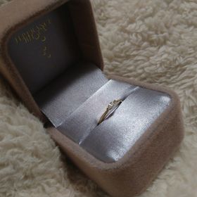 【アッシュペーフランス(H.P.FRANCE)】の口コミ いかにも婚約指輪という感じの高さがありダイヤも大きいものは派手すぎるな...