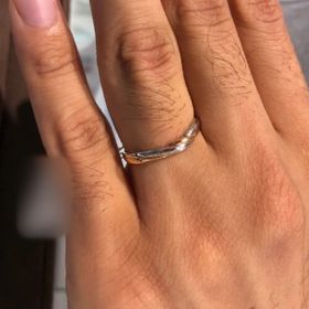 【CHARMY(チャーミー)の口コミ】 二種類の金属がねじれた様なデザインで非常に個性的です。緩やかなV字型の…