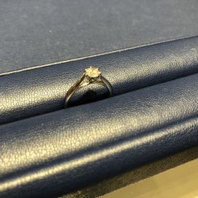 【銀座ダイヤモンドシライシの口コミ】 婚約指輪は周りにあまりキラキラのついていないものがよかったので、シン…