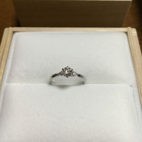 【宝寿堂(ほうじゅどう)の口コミ】 サイドの２つのダイヤが真ん中の大きなダイヤにそって、とても自然な綺麗…