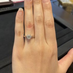 【グラフ(GRAFF)の口コミ】 エメラルドカットの指輪を探していました。
指のサイズが4号なので、リン…