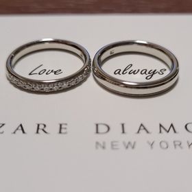 【ラザール ダイヤモンド(LAZARE DIAMOND)の口コミ】 丸みを帯びたデザインであり、両端の縁にラインの入ったデザインを見たと…