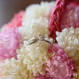 【俄(にわか)の口コミ】 優しいデザインが欲しかったので白鈴を選びました。指輪にはすべてストー…