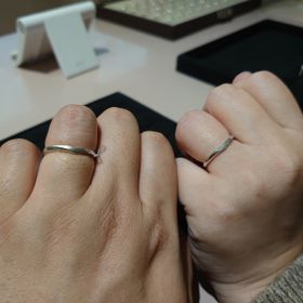 【TRECENTI(トレセンテ)の口コミ】 婚約指輪との重ね付けを想定しており、派手になりすぎないものを選びたか…