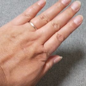 【VERITE(ベリテ)の口コミ】 艶消しタイプでリング表面にはさざ波のようなウェイブがあり小さなダイヤ1…