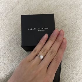 【ラザール ダイヤモンド(LAZARE DIAMOND)の口コミ】 ザ婚約指輪が欲しく、デザインはシンプルにして、ダイヤのカラットと輝き…
