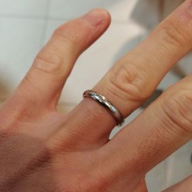 【銀座ダイヤモンドシライシの口コミ】 シンプルでしっかりしているリングです。
私は仕事上も常にリングをつけた…