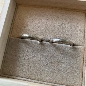 【YUKA HOJO(ユカホウジョウ)の口コミ】 ブランドの職人さんが１点ずつ指輪外側に模様を打ち込み、マンゴーツリー(…