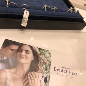 【4℃ BRIDAL(ヨンドシーブライダル)の口コミ】 指輪は華やかなデザインが多く、可愛らしい女性が好きそうなブランドであ…