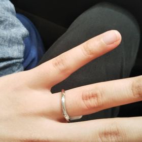 【アイプリモ(I-PRIMO)の口コミ】 ウェーブしている中にダイヤモンドの輝きがあり、シンプルできれいなデザ…