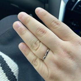 【銀座ダイヤモンドシライシの口コミ】 デザインがとても良く、価格もお手頃だったので購入しました！
小さいダイ…