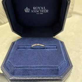 【ROYAL ASSCHER(ロイヤル・アッシャー)の口コミ】 とてもシンプルなデザインの割には頑丈でダイヤの代わりに中央にラインが…