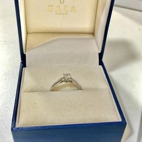 【GALA JEWELRY(ガラジュエリー)の口コミ】 エンゲージリングを購入しました。いくつか提案いただいた中で石の輝きが…