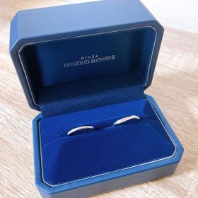 【銀座ダイヤモンドシライシの口コミ】 旦那さんはAnolyuでシンプルで着け心地の良さを重視に決めました。
私はSt…