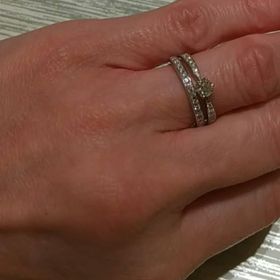 【TRECENTI(トレセンテ)の口コミ】 結婚後も普段に着用できるように結婚指輪との重ね付けもできるデザインを…