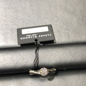 【ラザール ダイヤモンド(LAZARE DIAMOND)の口コミ】 他にはあまりないデザインでとても可愛かったです。どちらかというと、外…