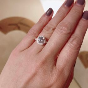 【KYRAH(キイラ)の口コミ】 【ダイヤの大きさ、デザインと価格】

予算内で希望していた1カラットのヘ…