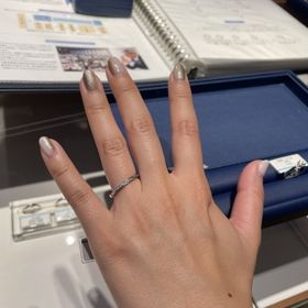 【銀座ダイヤモンドシライシの口コミ】 デザインはストレート。だけど、ダイヤモンドが斜めに入っているので指が…