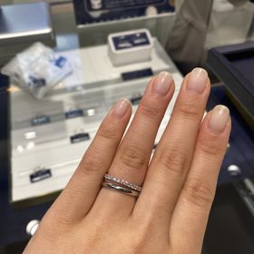 【ROYAL ASSCHER(ロイヤル・アッシャー)】の口コミ 婚約指輪は一粒ダイヤモンドではなくエタニティ、と決めていたのでいくつか...