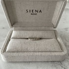 【SIENAROSE(シエナロゼ)の口コミ】 イエローベースなのでゴールドが良かった。婚約指輪でも普段使い出来るも…