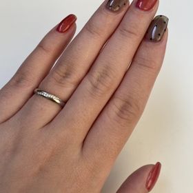 【PILOT BRIDAL(パイロットブライダル)の口コミ】 指輪のデザインは波の様なデザインでシンプル過ぎずデザイン性もあり、探…