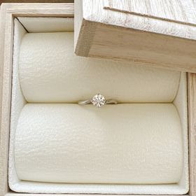 【彩乃瑞(IRONOHA)の口コミ】 4点止めの珍しいデザインであり、0.5ctのダイヤがサイドの光もはいり、と…