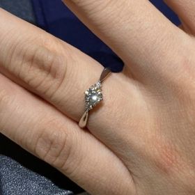 【BIJOUPIKO(ビジュピコ)の口コミ】 真ん中に大きめのダイヤモンドと両脇に小さなダイヤモンドがついた婚約指…